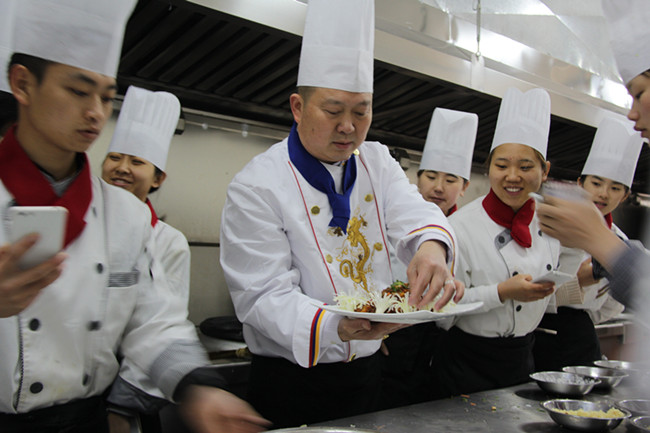 让同学们在快乐中学习烹饪技术 重庆商务职业学院客座教授用轻松而实用的教学方法传授他的厨艺技术