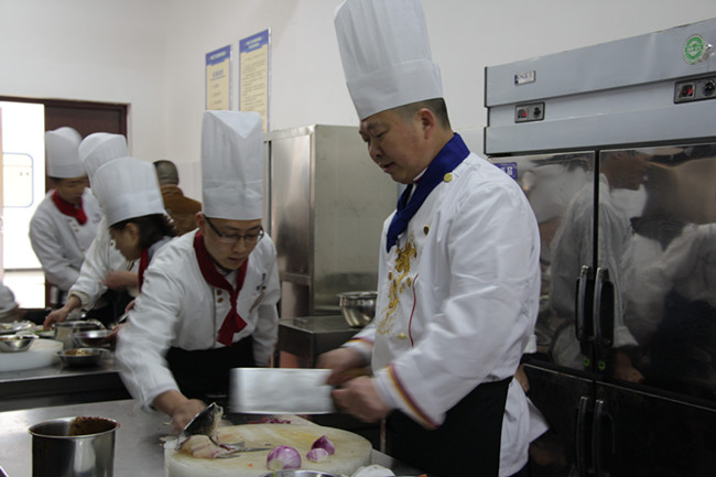 让同学们在快乐中学习烹饪技术 重庆商务职业学院客座教授用轻松而实用的教学方法传授他的厨艺技术