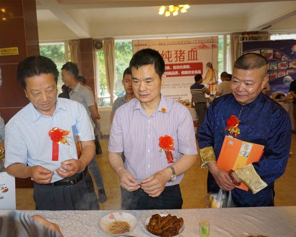 重庆厨师联谊会春夏食材菜品及餐饮论坛会在渝北区龙豪度假酒店成功举行