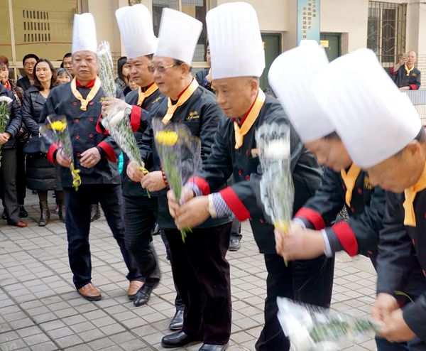 第五期吴万里烹饪奖学金颁奖暨实验班冠名收徒仪式在重庆市商务高级技工学校举行