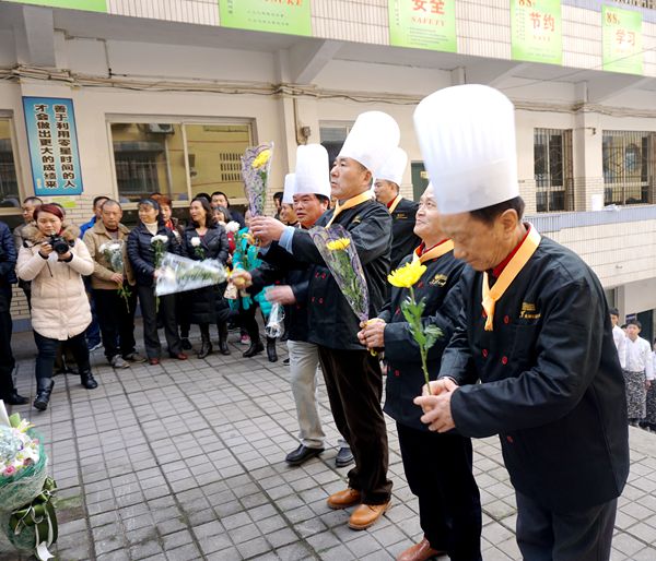 第五期吴万里烹饪奖学金颁奖暨实验班冠名收徒仪式在重庆市商务高级技工学校举行