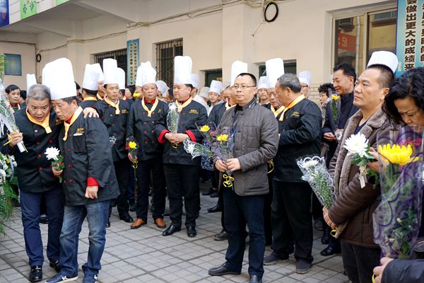 第五期吴万里烹饪奖学金颁奖暨实验班冠名收徒仪式在重庆市商务高级技工学校举行