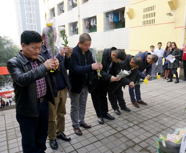 第五期吴万里烹饪奖学金颁奖暨实验班冠名收徒仪式在重庆市商务高级技工学校举行