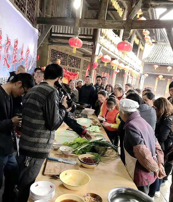 相约金土地 情定犀牛寨——中国烹饪大师、知名媒体大咖犀牛古寨美食品鉴暨网络发布会盛大举行