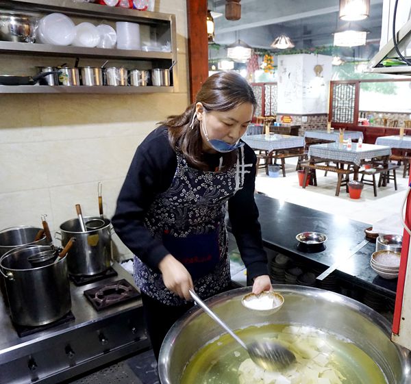 她用一颗执着的心 重新点燃朱沱古镇美食记忆--本期封面人物--朱沱·臣家小厨创始人--陈咨含