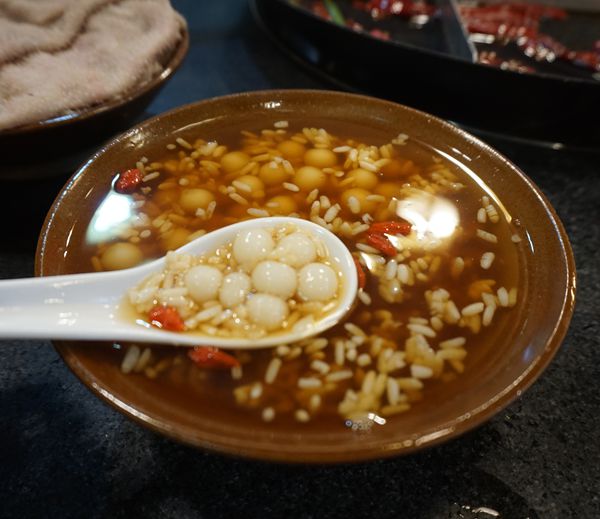 菜品新鲜 一碗红汤醪糟会勾起你儿时的回忆--晓芳老火锅