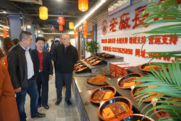 以身作则做好厨艺厨德传帮带--中国烹饪大师刘俊伦到徒弟店里考察指导