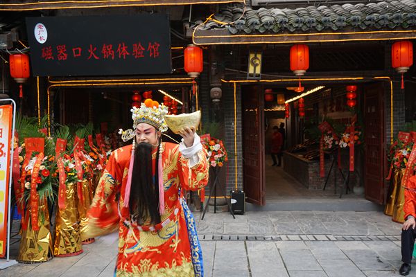 以身作则做好厨艺厨德传帮带--中国烹饪大师刘俊伦到徒弟店里考察指导