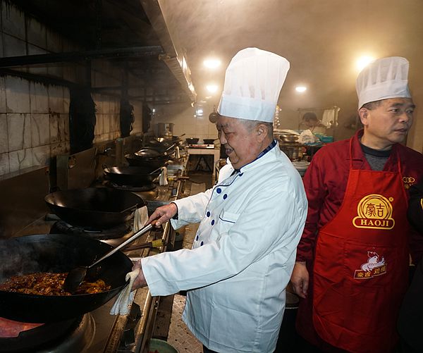 竹楼泉水鸡--特色美味 一鸡三吃鸣神州