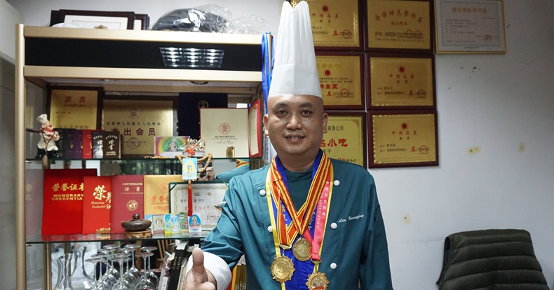 老重庆 老味道--本期封面人物--刘渝和他的轩轻鸭王子