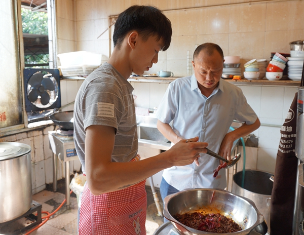 两代人并肩前行 传承火锅经典 本期寻味手艺人--龙兴火锅--父子俩