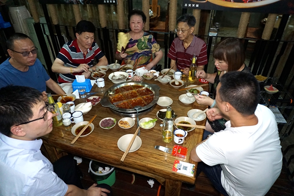 南岸起风景--山城儿女原味老火锅南岸茶园鲁能领秀城店开业