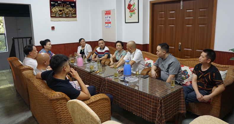 赴淮北市考察团回渝首次落地交流会在长生饭店召开