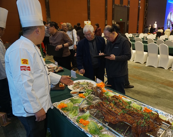 2019风起南岸特色店、工匠名厨、特色菜评选活动暨南岸区商业联合会总结大会在南滨路朗豪大酒店举行