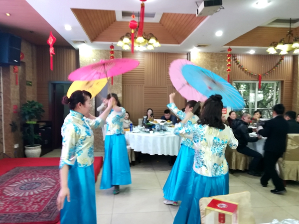 重庆读肴知味餐饮管理有限公司年会在柴火味道举行