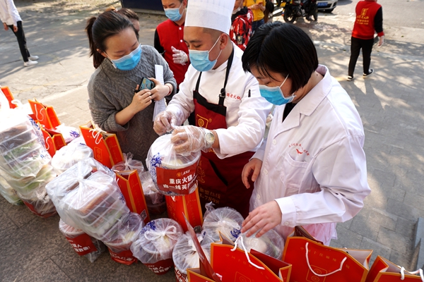 向一线医务人员致敬！二筒老火锅请医务人员吃火锅