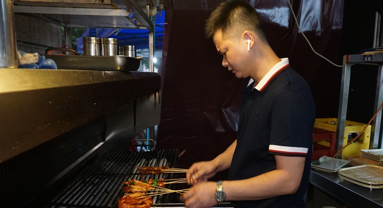 毛大锅乌鸦烧烤大排档--隐藏大街深处的渝味特色烧烤大排档