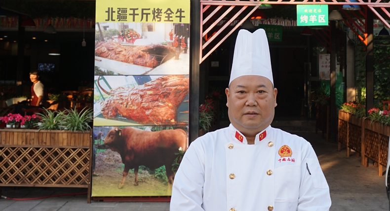 陈斌重庆烤全羊教头 名不虚传 手艺见证传奇--本期封面大厨--北疆烤活羊陈斌大师