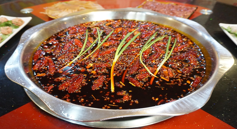 佬龍興火锅--老重庆火锅在古镇飘香 渝菜特色美味记录手艺人匠心