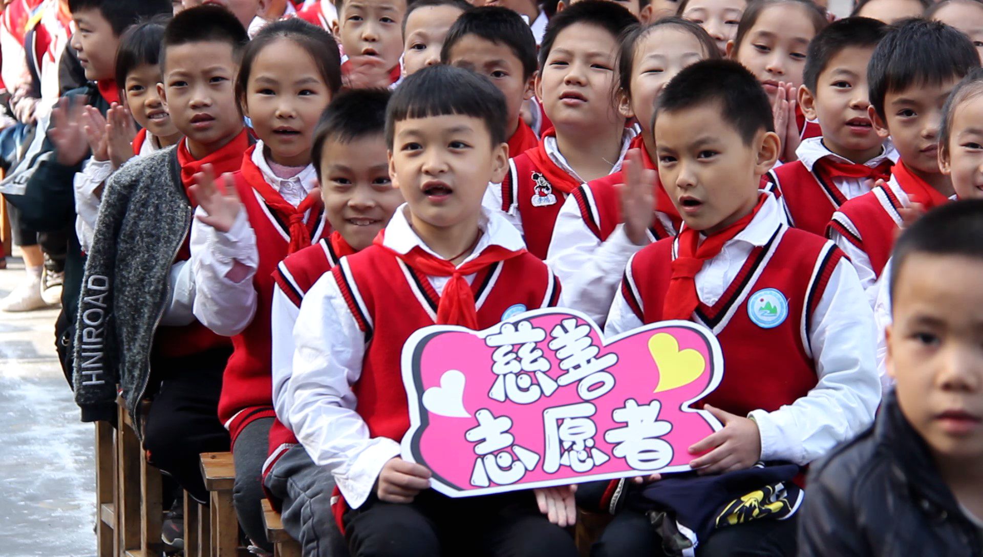 快乐成长  共享阳光—慈善文化艺术走进开州区温泉镇中心小学