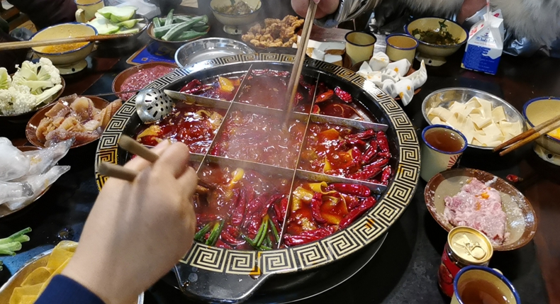 冬日的寒意挡不住火锅人的热情 商会走访西彭--倒巴一坨老火锅