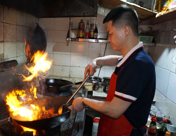 毛大锅乌鸦烧烤大排档--招牌菜小龙虾 一吃心醉的美食