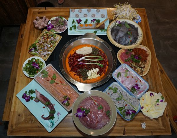 古味百年老火锅--隐藏在社区里的老火锅 翻滚的红汤中是年代的记忆