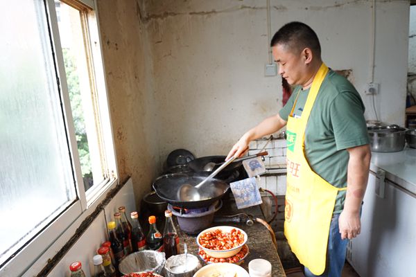 深巷子一鸡四吃——重庆资深食客打卡之地 隐藏在居民点的传奇美食