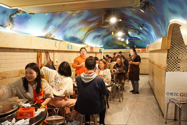 这家火锅馆每天中午晚上都排队就餐——洞亭火锅经典中的传奇