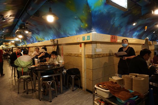 这家火锅馆每天中午晚上都排队就餐——洞亭火锅经典中的传奇
