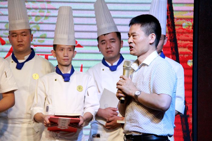 传承烹饪技艺 中国烹饪大师冯伟收徒圆满