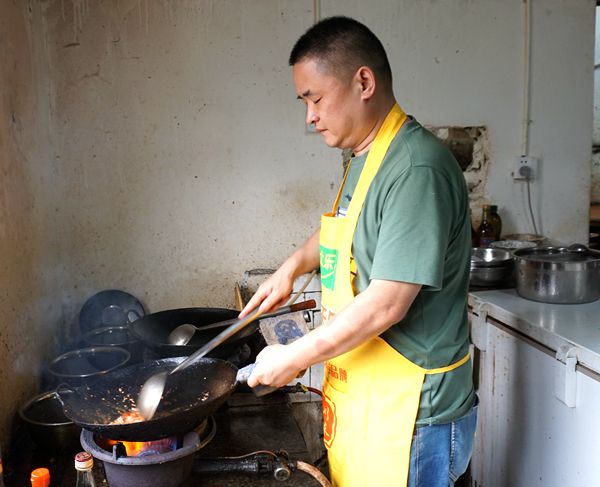 深巷子里的招牌菜 引来无数资深食客前来品尝——深巷子一鸡四吃