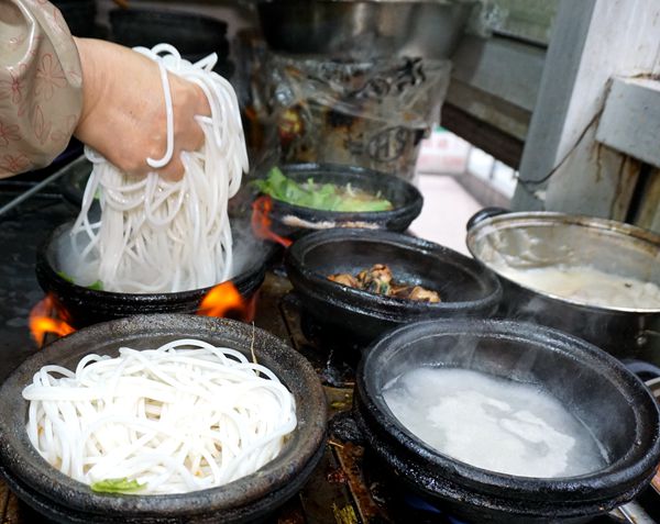 美食传承 美食延续 一家35年的老店——唯一老砂锅米线