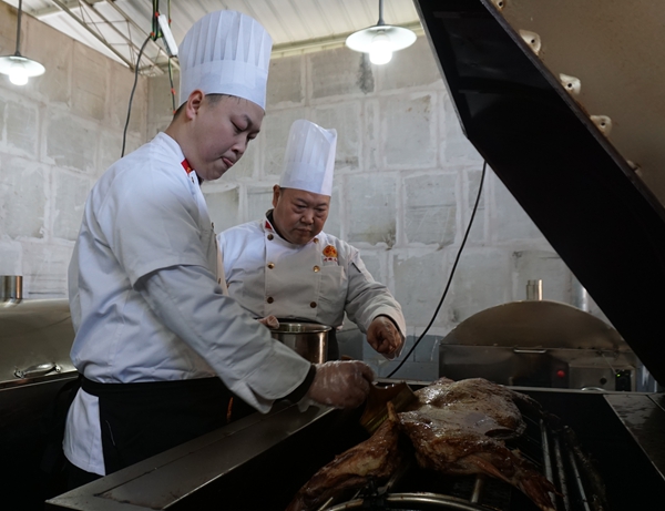 来自大草原的恩赐 炭火上的营养美味——北疆烤全羊
