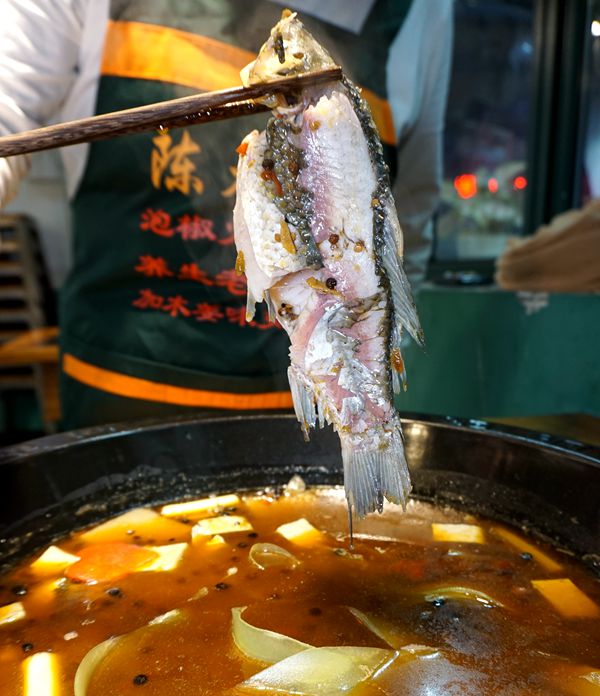 吃鱼就吃陈木姜 锅底现炒味更香——陈木姜火锅鱼 老鸡汤
