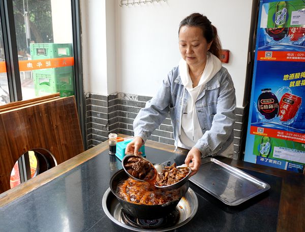 长江边老厂区情怀 川飞丽·九九耙牛肉 品味一段历史情感