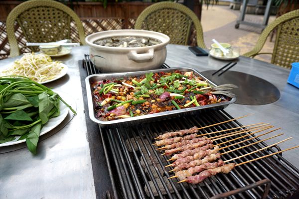 北疆烤全羊夏季又放大招 烤鱼 烤肉串 肥肠藤椒鱼伴您度过欢乐的夏天