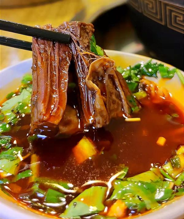 畅游山城 美食相伴 打卡重庆江北区 品特色赵记耙牛肉