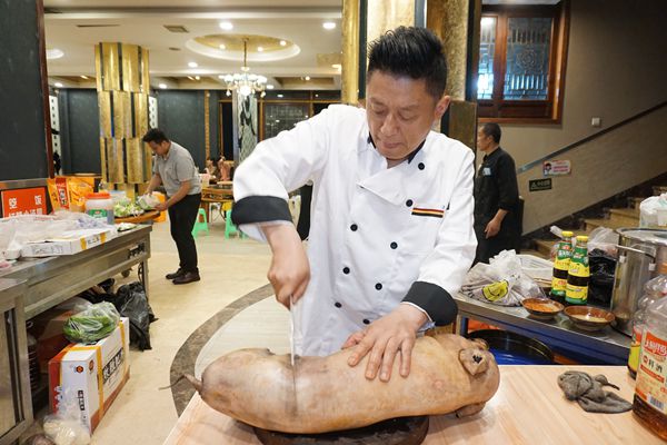 来自大凉山的烤香猪坨坨肉 亮娃四季山庄 坨坨肉 柴火鸡 烤全羊