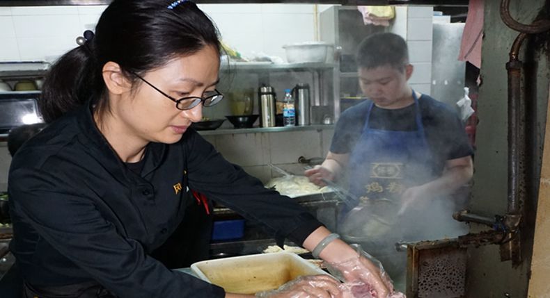 坚守匠心 不忘初心 经典传承 冯山妹风味美食坊 本期封面人物