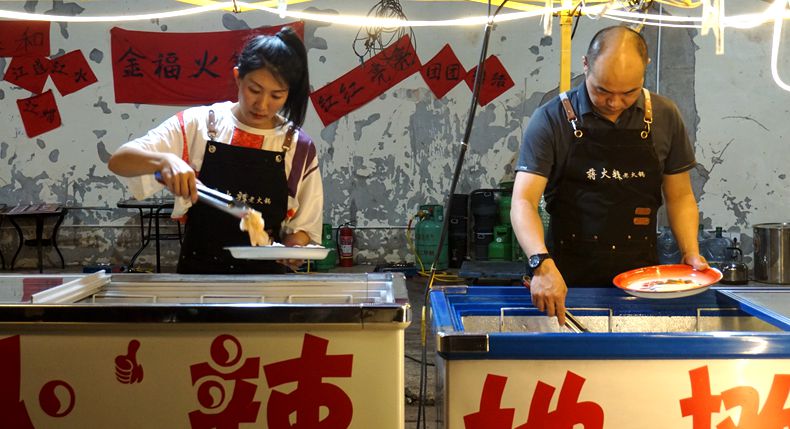 市井烟火气 长江边吃码头火锅 品味重庆情感美味