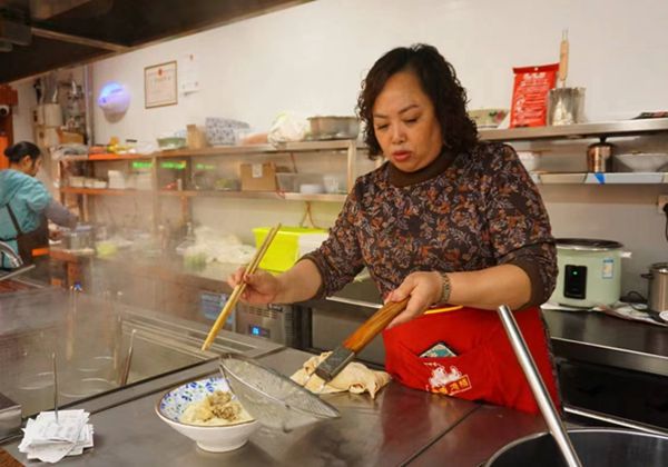 恒明鲜肚子鸡汤银丝面 重庆母城解放碑一大特色美食