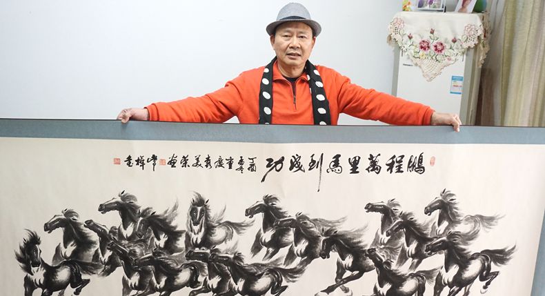 骏马奔腾的姿态 是大地上的诗篇 每一跃都充满力量与优雅 本期封面人物书画家--袁美荣