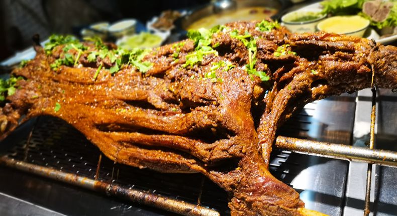 冬日里的美食旋律 享受北疆烤全羊的温馨时刻