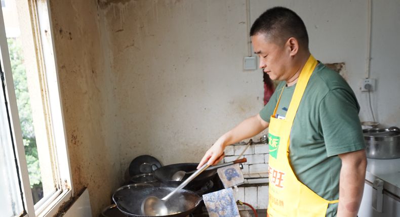 深巷子里的招牌菜 引来无数资深食客前来品尝——深巷子一鸡四吃