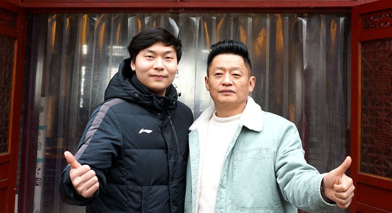 本期封面人物 亮娃四季山庄柴火鸡烤全羊 父子俩共同书写健康美食篇章