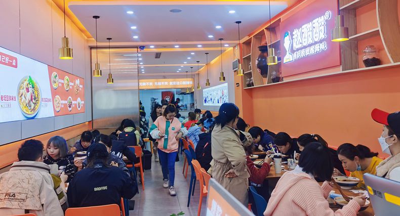 赵酸酸老坛四鲜米线 创制重庆极致酸辣味