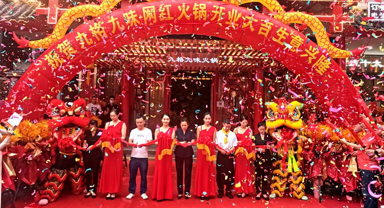江边飘着火锅香 南滨路上点燃人间烟火