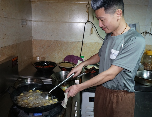 珍惜一生中的缘分--本期封面人物杨小刚与他创建的迎味来干锅奇缘 