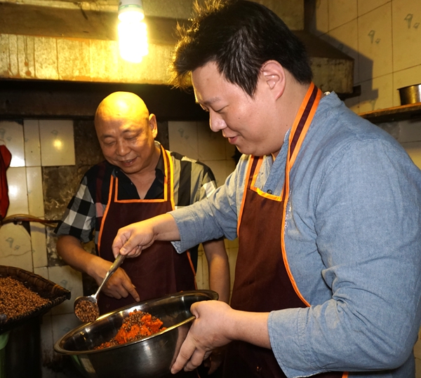 山水最重庆 火锅起风情--本期封面人物--邓莽子老火锅 邓氏父子